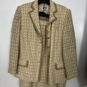 Woman’s Suit, gentle used, size 16